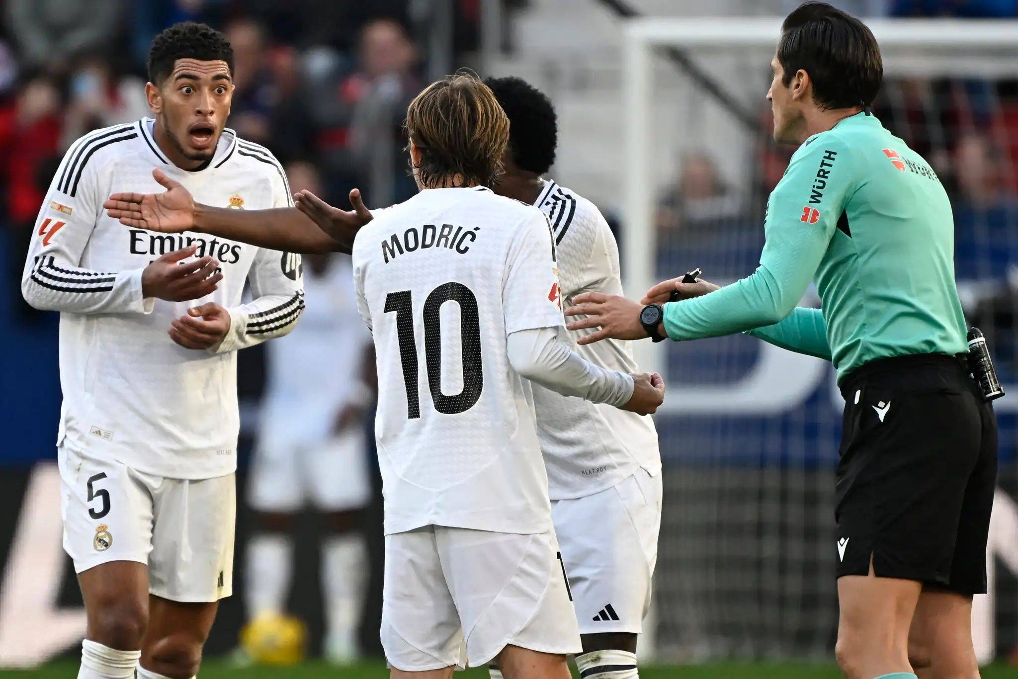 比赛中出现争议判罚,裁判遭到质疑 比赛中出现争议判罚,裁判遭到质疑