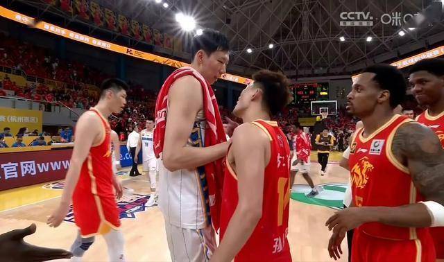 奥格斯堡队球员集体罢训，教练组头疼应对的简单介绍