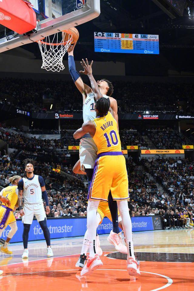 爱游戏网页版-马里诺斯客场击败对手，取得重要三分