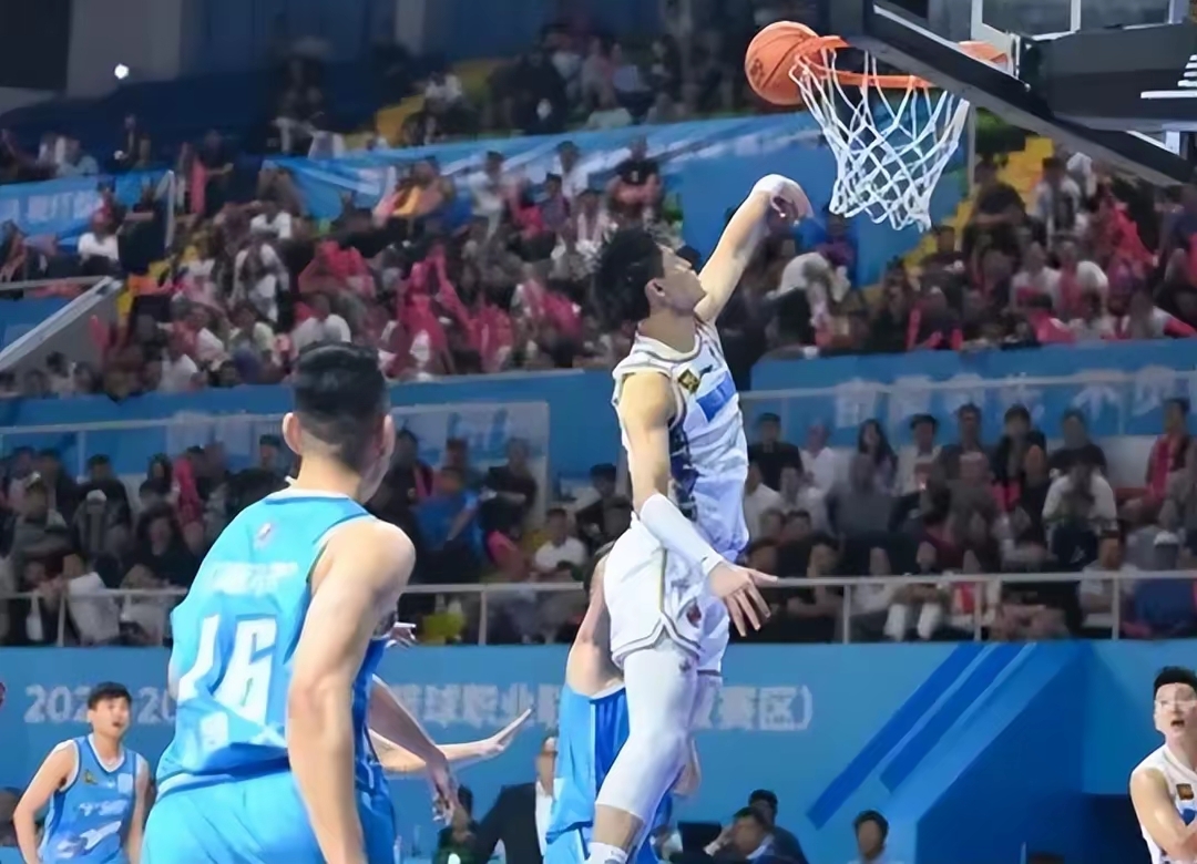 爱游戏官网-青岛男篮主场不敌浙江，遭遇颓势