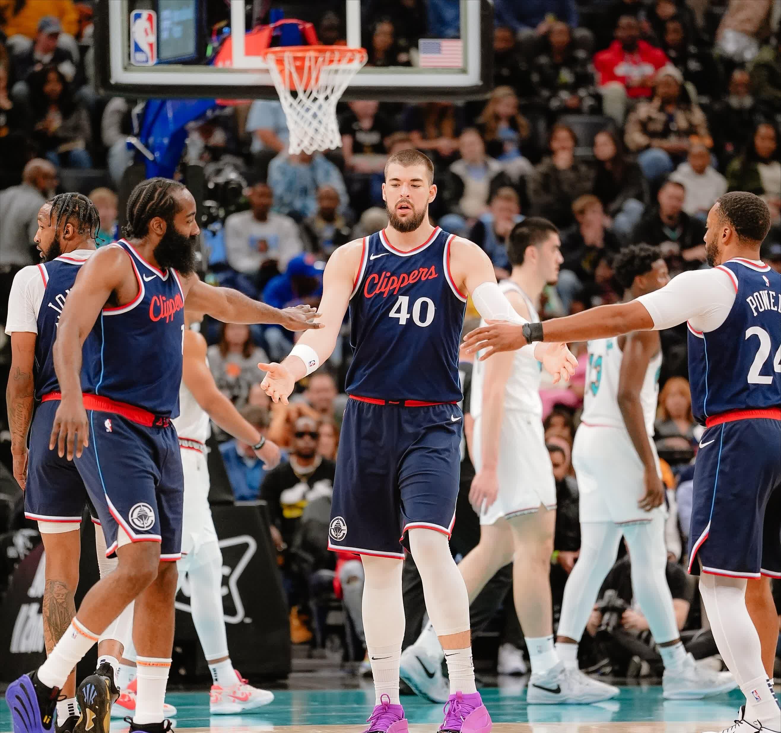 关于灰熊队队医透露球员伤情，赛季前景存疑的信息