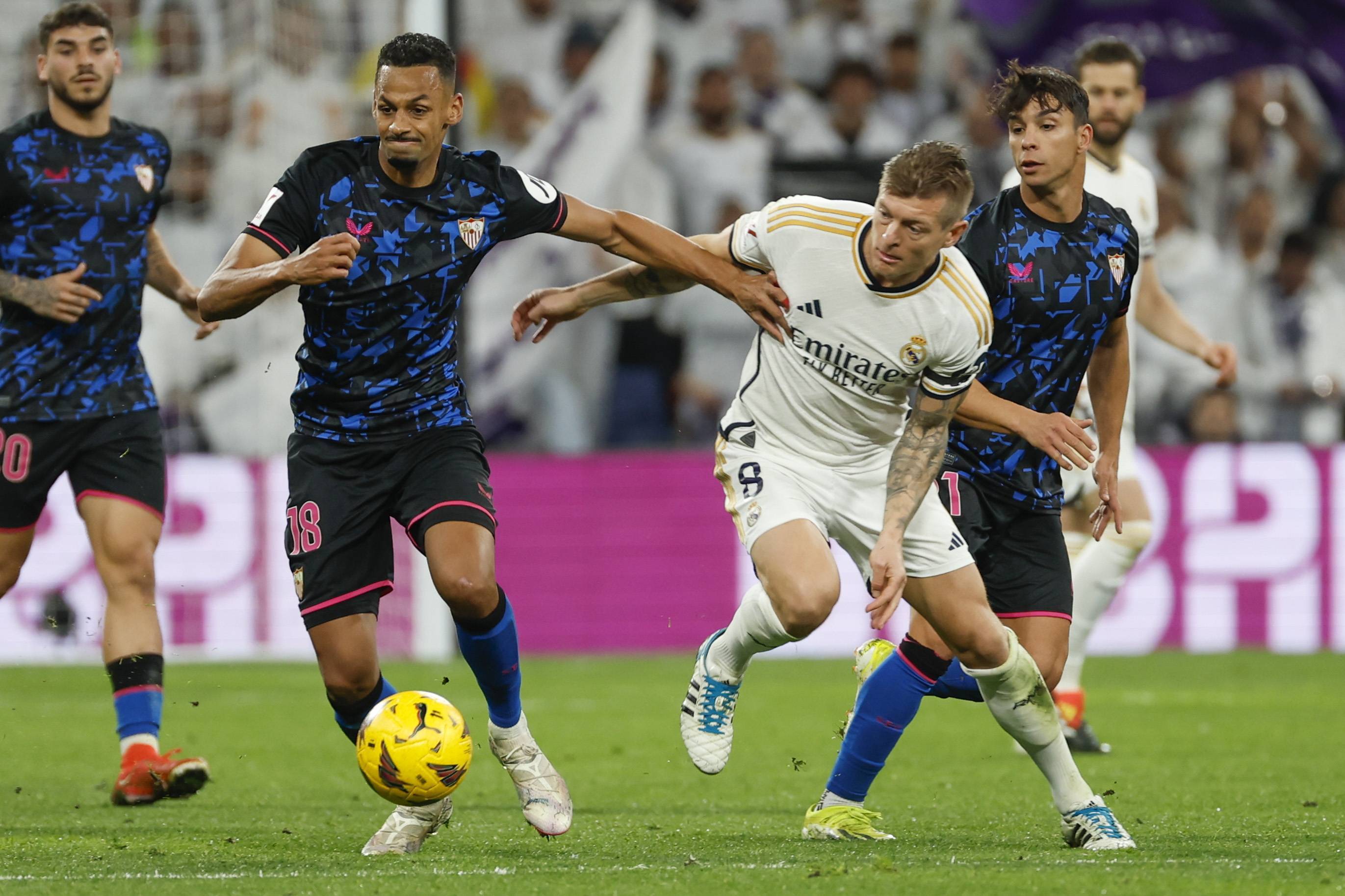 塞维利亚客场大败,战绩不佳 塞维利亚客场大败,战绩不佳