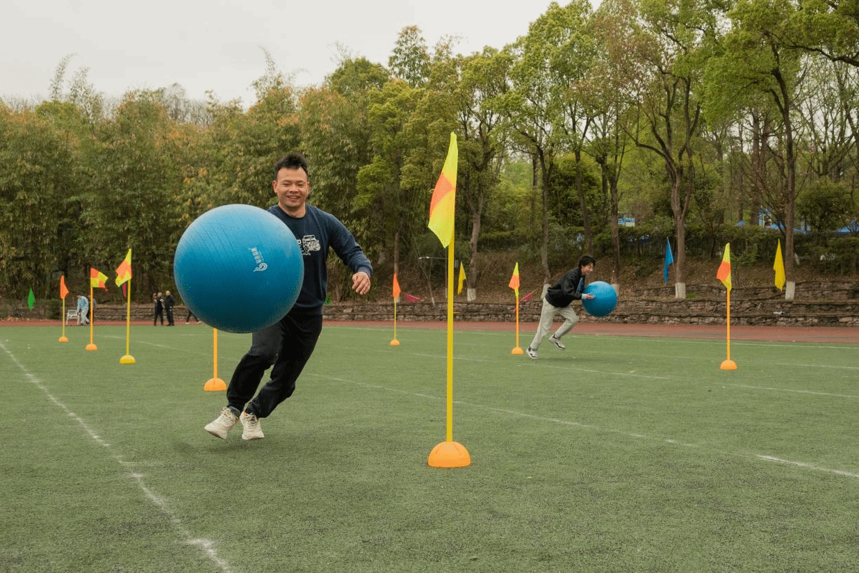 队伍在比赛中展现团队合作的力量 队伍在比赛中展现团队合作的力量