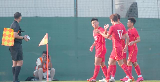 一位年轻球员在比赛中展现出潜力