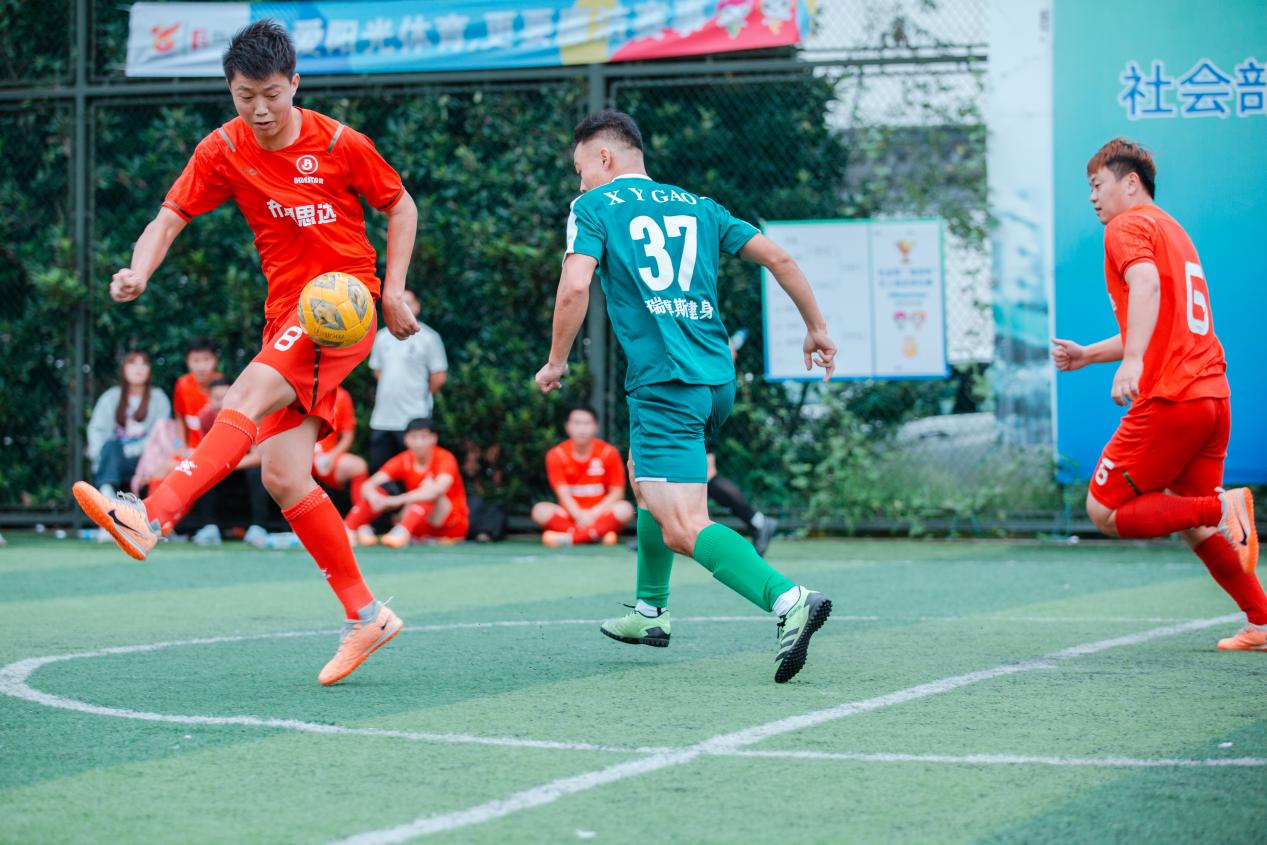 足球竞技如火如荼,观众沸腾热情的简单介绍 足球竞技如火如荼,观众沸腾热情的简单介绍