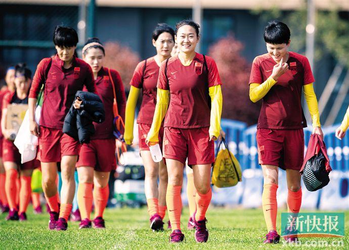 俄罗斯女足备战决赛，教练组调整战术布局