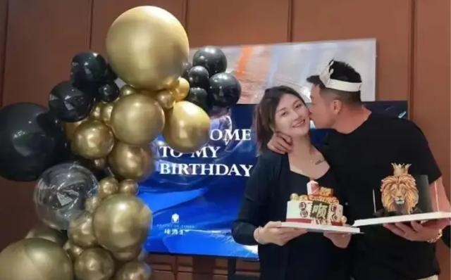 退役巨星现身比赛现场，引发热议