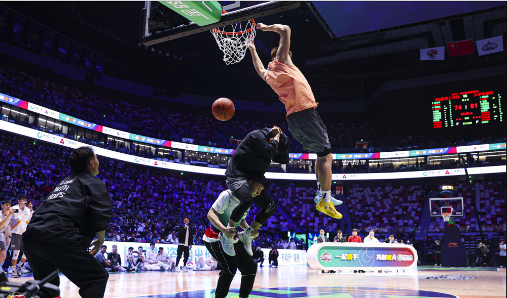 球员技惊四座，扣篮连连惊艳全场的简单介绍