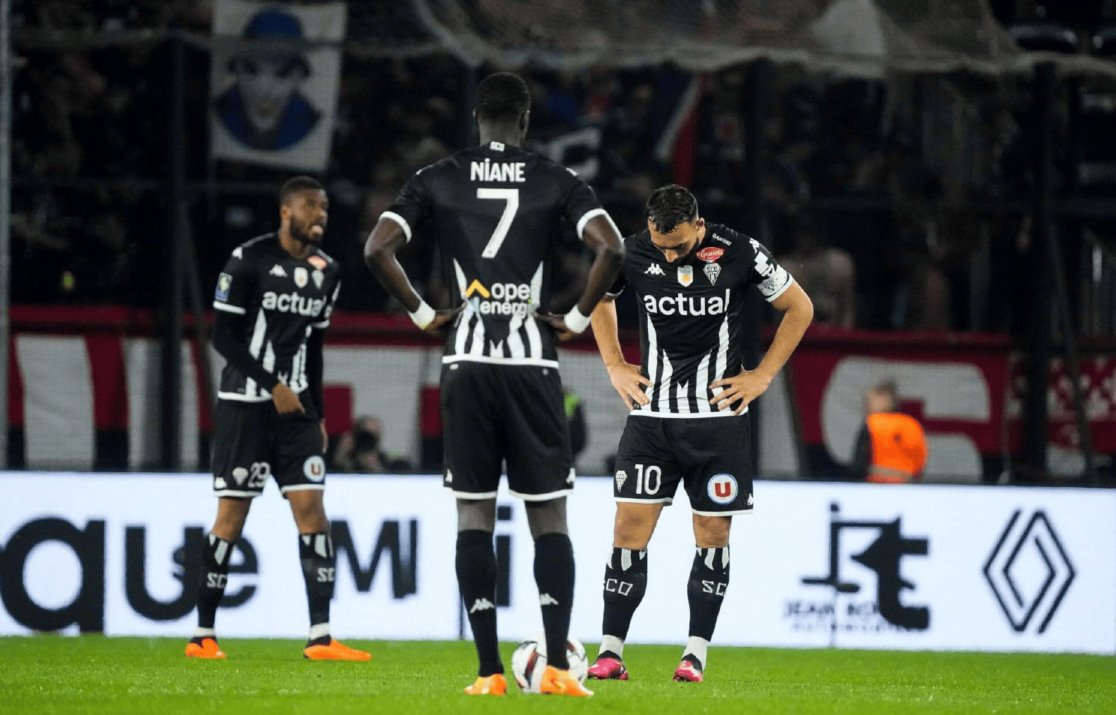 里尔主场大胜昂热,重返法甲前四行列的简单介绍 里尔主场大胜昂热,重返法甲前四行列的简单介绍