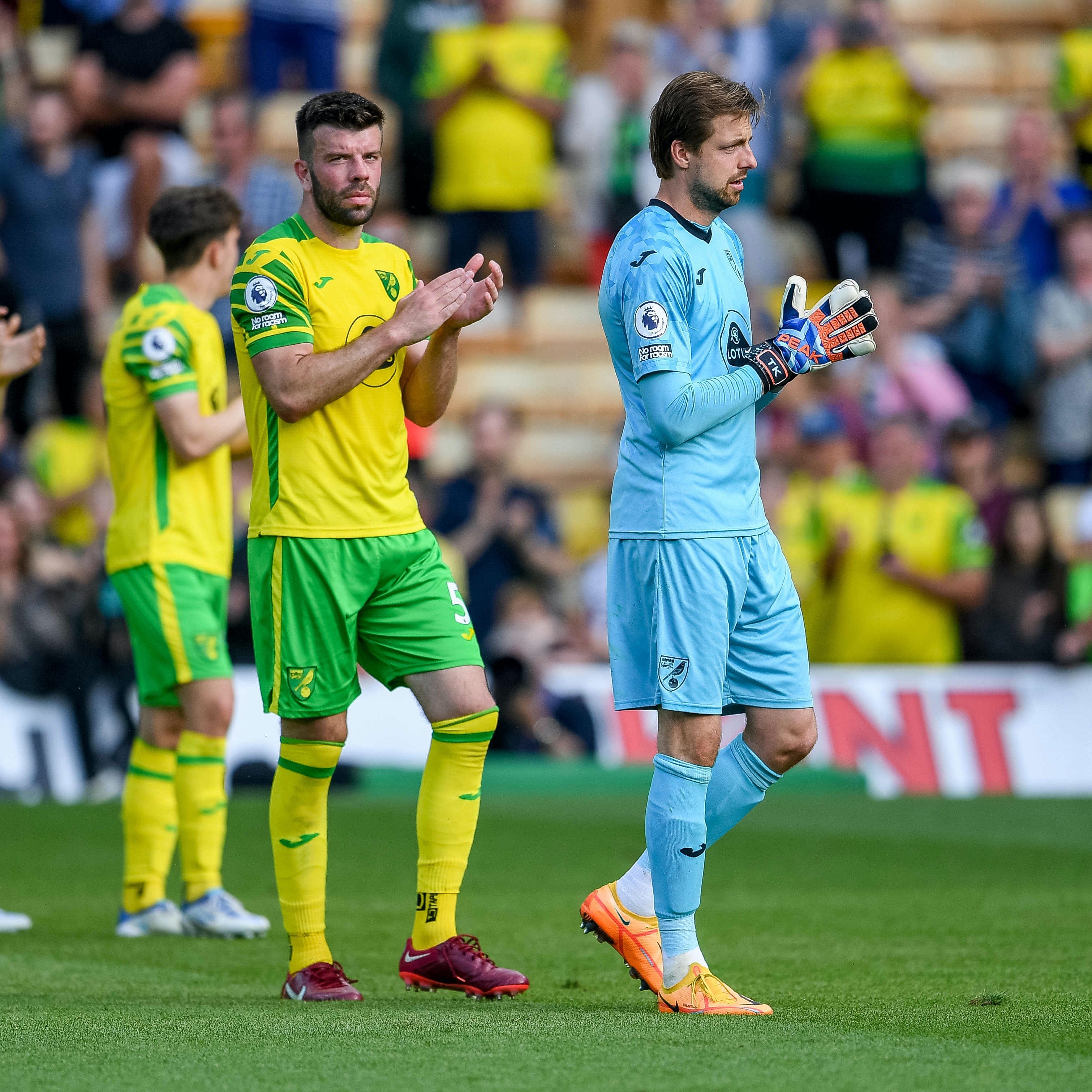 诺里奇主场胜利，球迷欢呼不已