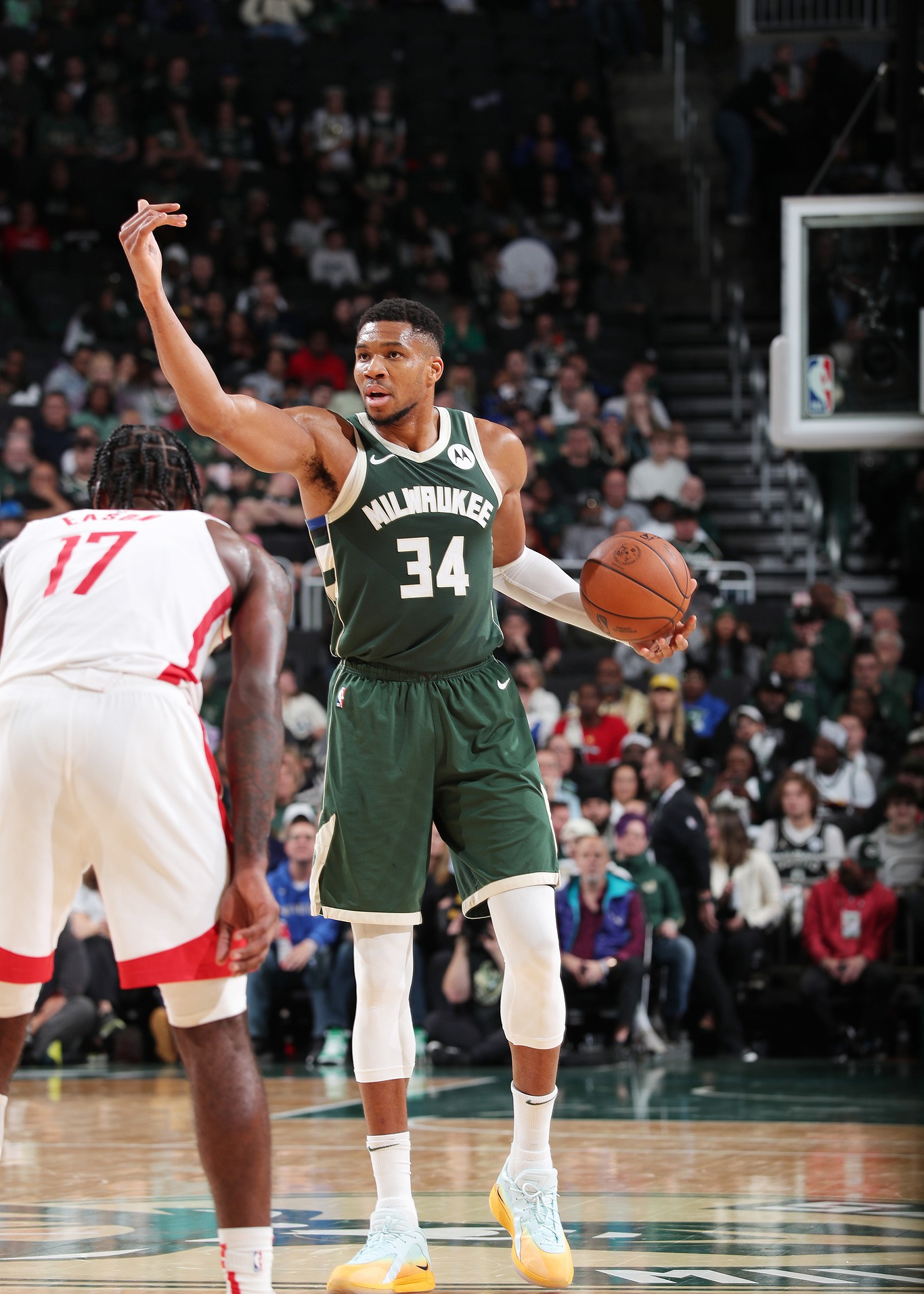 关于雄鹿队客场战胜热火队取得关键胜利的信息