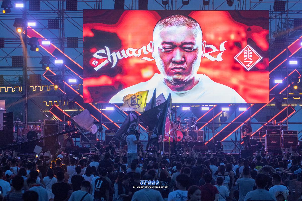 爱游戏官方入口-胡志明市篮球赛事吸引球迷观战，掀起狂潮